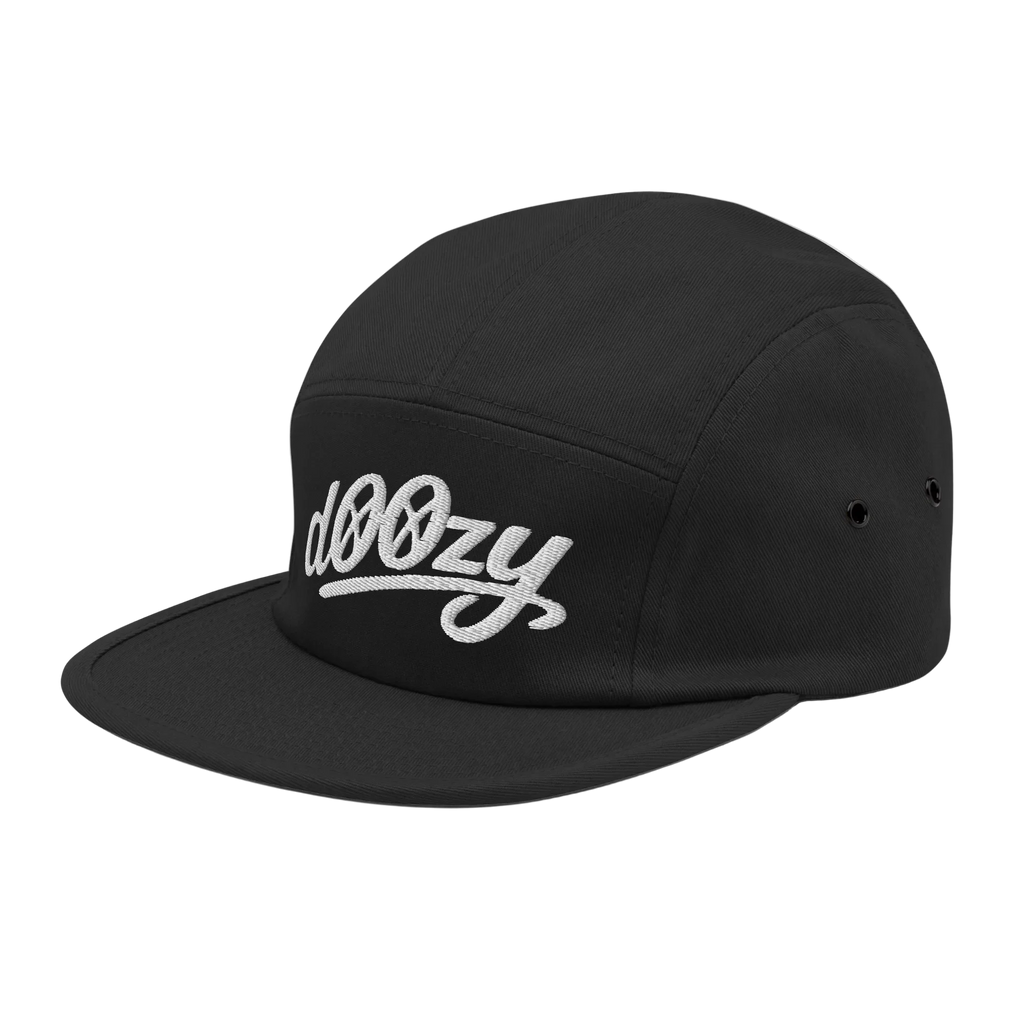 Gorra negra de cinco paneles Doozy Headwear con logo dOOzy bordado en blanco