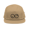 Gorra 5 paneles beige Doozy Headwear con logo dOOzy en el frente, fondo negro