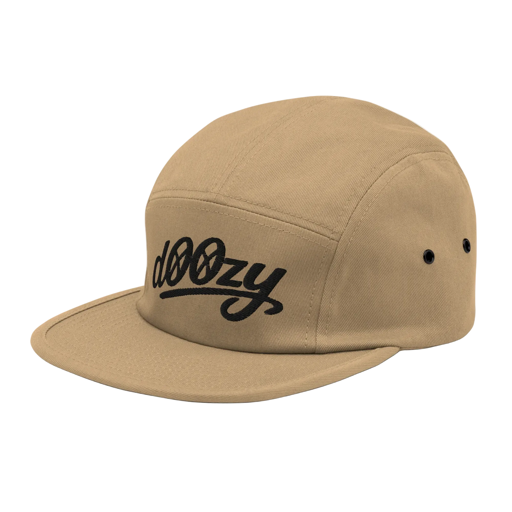 Gorra beige de 5 paneles Doozy Headwear con logo dOOzy negro, vista lateral frontal