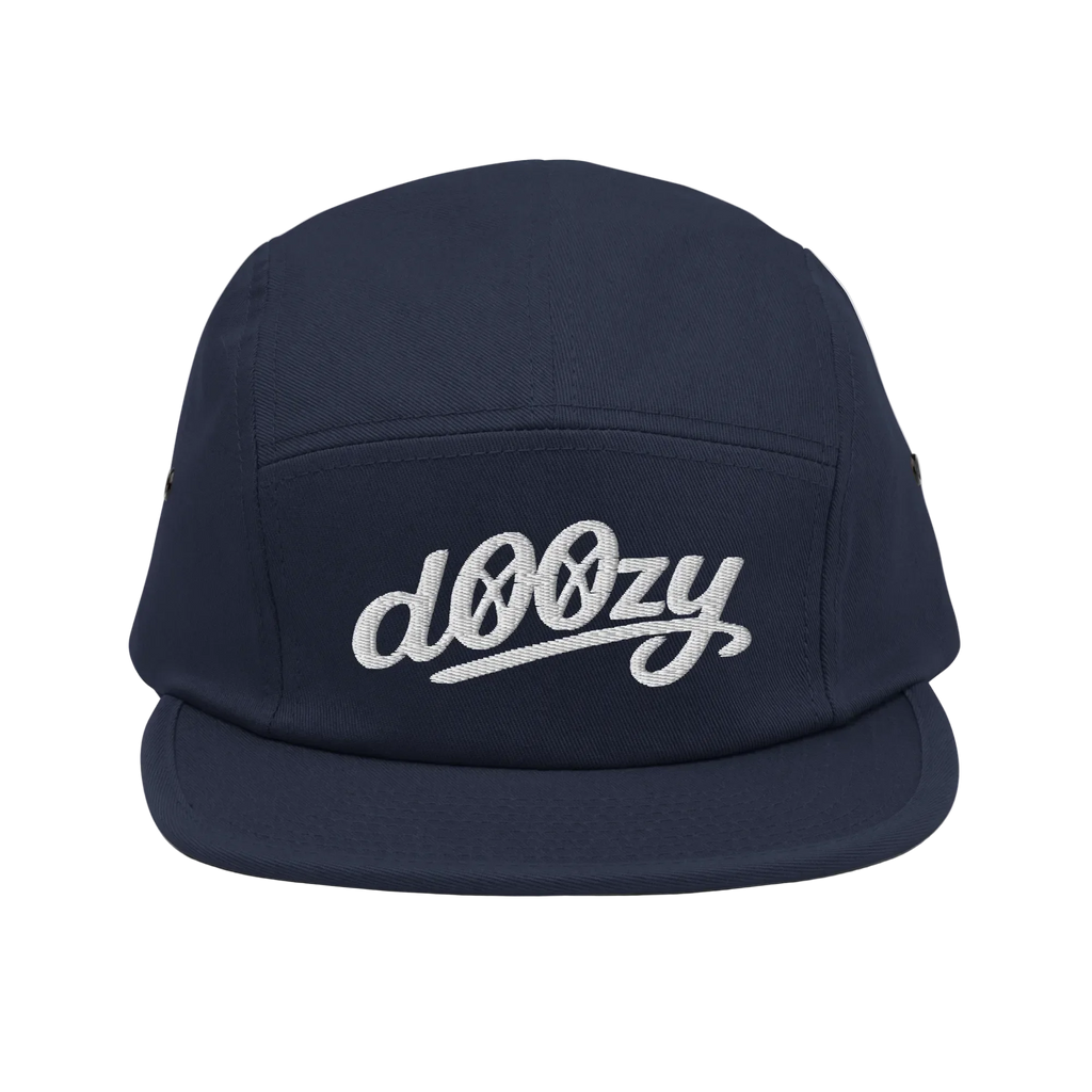Gorra azul marino de cinco paneles Doozy Headwear con logo bordado blanco al frente
