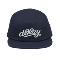 Gorra azul marino de cinco paneles Doozy Headwear con logo bordado blanco al frente