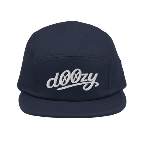 Gorra azul marino de cinco paneles Doozy Headwear con logo bordado blanco al frente
