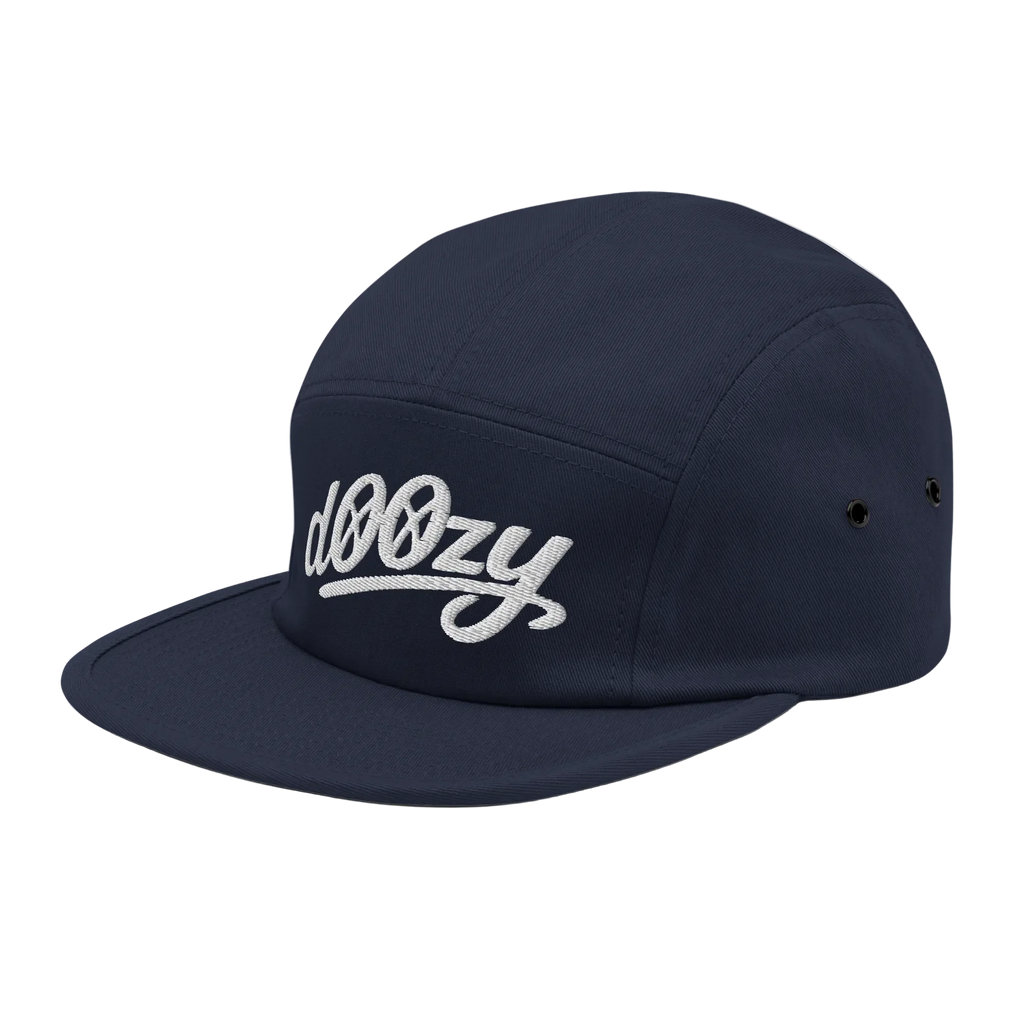 Gorra azul navy de cinco paneles Doozy Headwear con logo bordado blanco, vista lateral izquierda