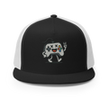 Gorra trucker negra y blanca Doozy Headwear con diseño de mando de videojuego animado en el frente