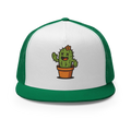 Gorra trucker verde y blanca Doozy Headwear con cactus animado en el frente