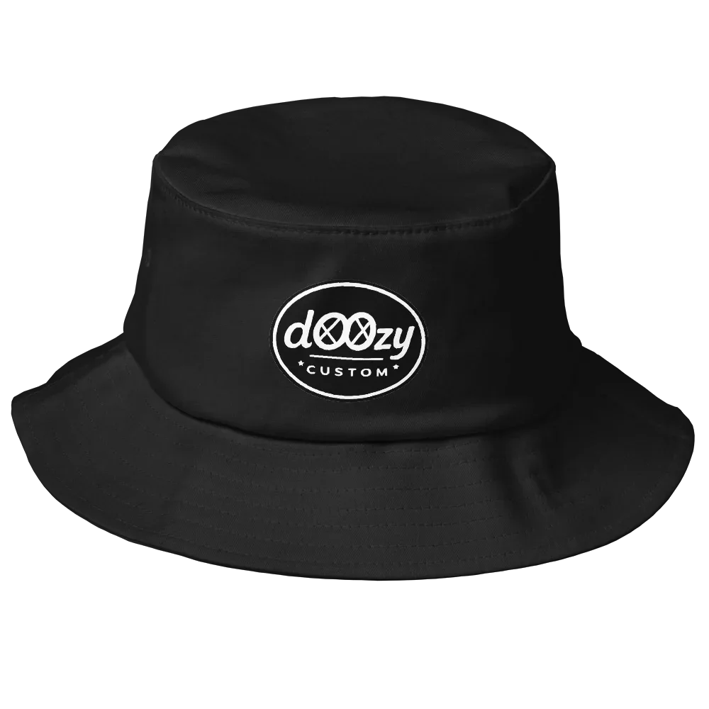 Sombrero bucket negro Doozy Headwear con logo blanco dOOzy CUSTOM en la parte frontal.