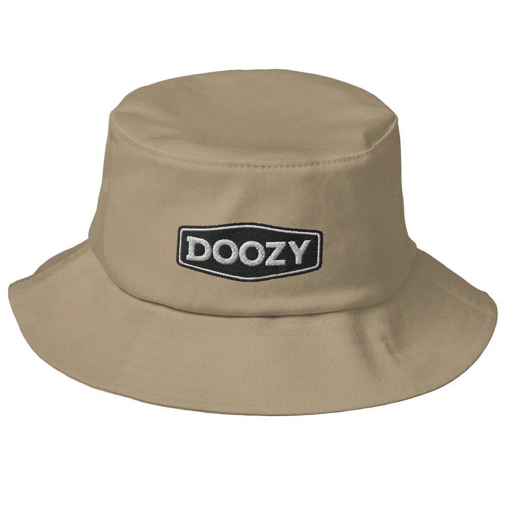 Sombrero tipo bucket khaki de Doozy Headwear con logo bordado al frente, dOOzy brand.
