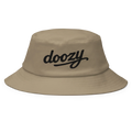 Sombrero bucket khaki Doozy Headwear con logo bordado negro, estilo urbano.