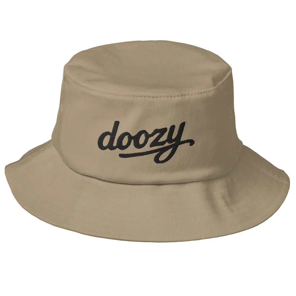 Sombrero bucket khaki de Doozy Headwear con logo bordado negro, estilo urbano.
