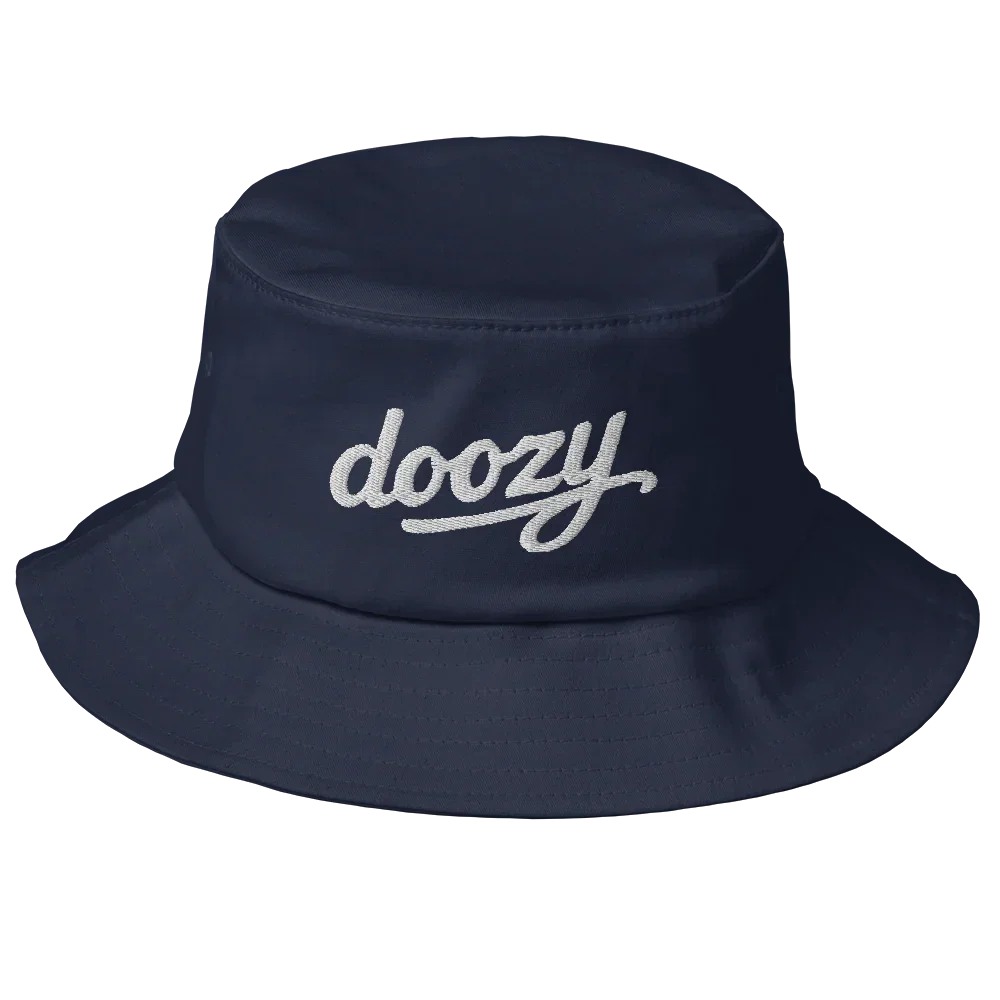 Sombrero bucket azul marino Doozy Headwear con logo bordado blanco, estilo urbano.