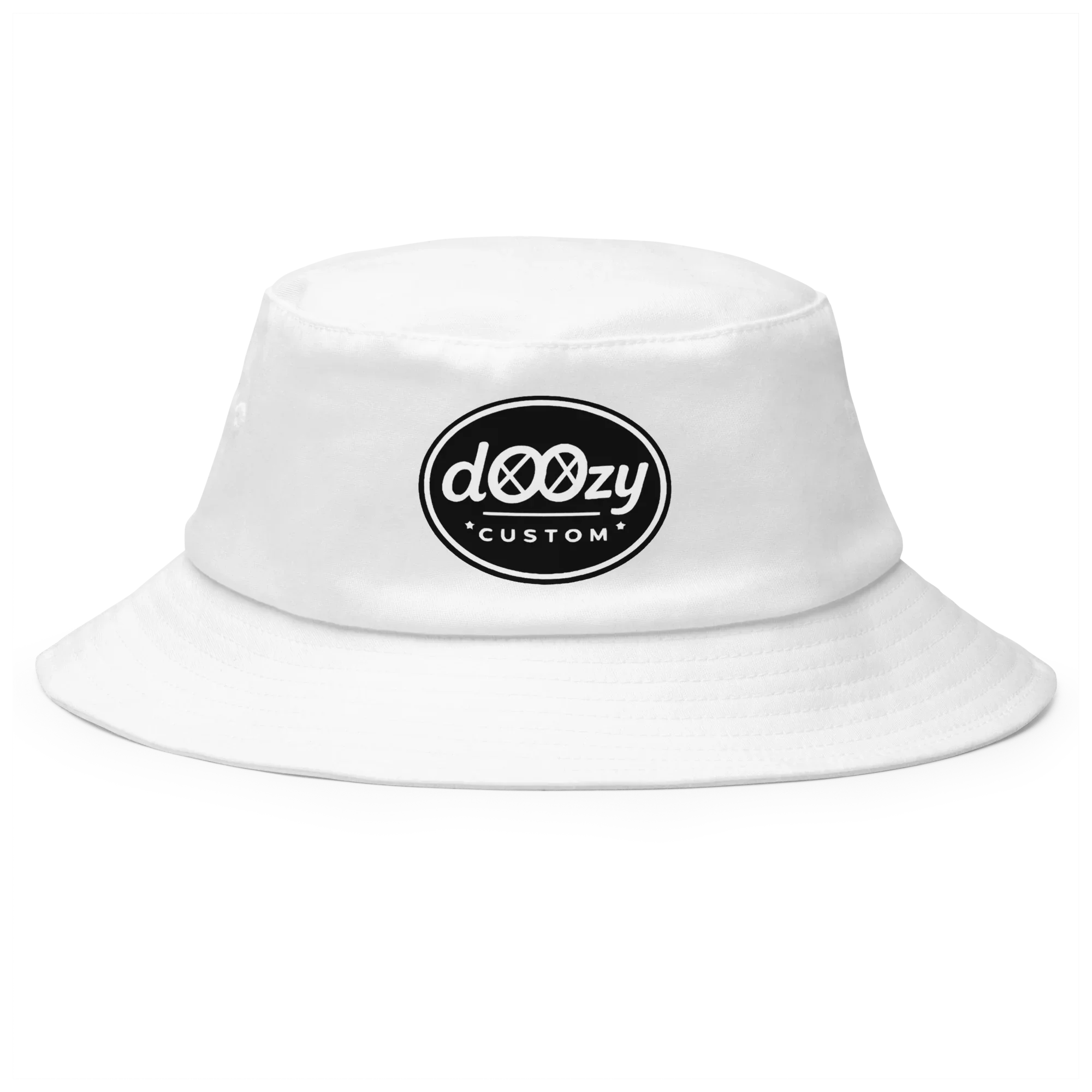 Sombrero bucket blanco Doozy Headwear con logo dOOzy custom en el frente, fondo negro