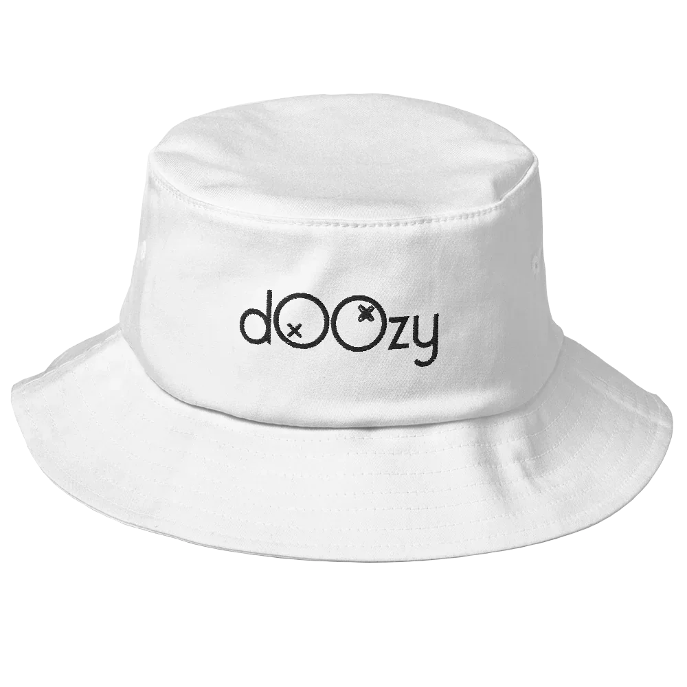 Sombrero bucket blanco Doozy Headwear con logo dOOzy bordado en negro, estilo urbano moderno.