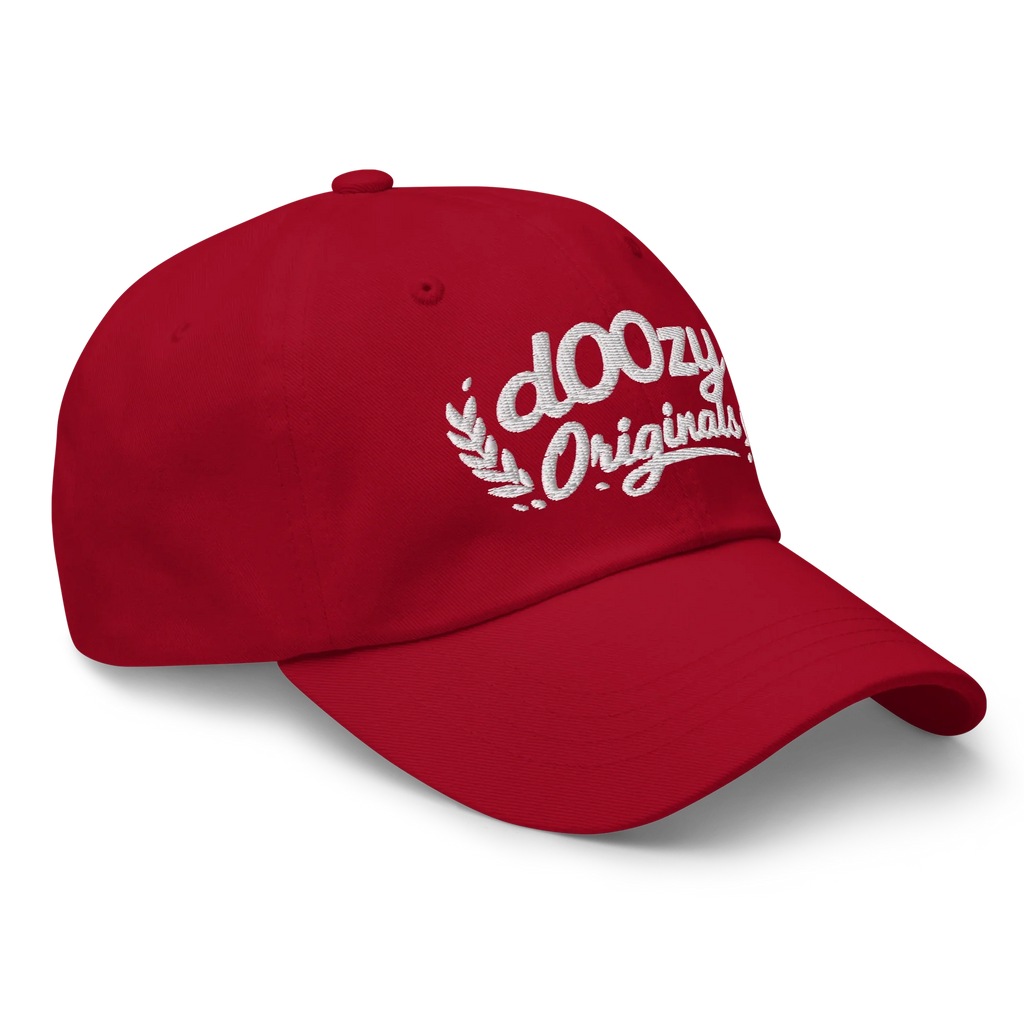 Gorra roja clásica Doozy Original de dOOzy Headwear con bordado blanco, vista lateral