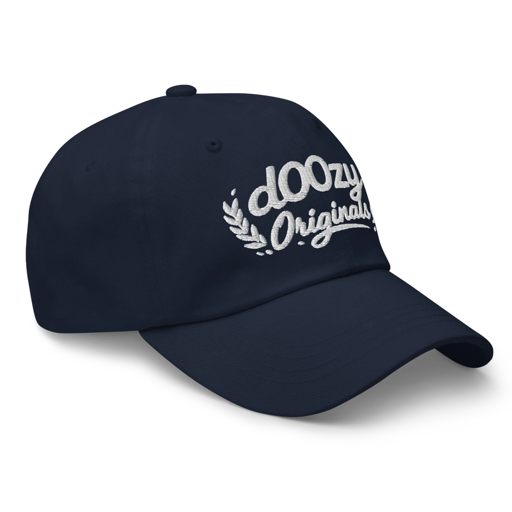 Gorra azul marino Doozy Headwear con logo doozy Originals bordado en blanco, estilo clásico