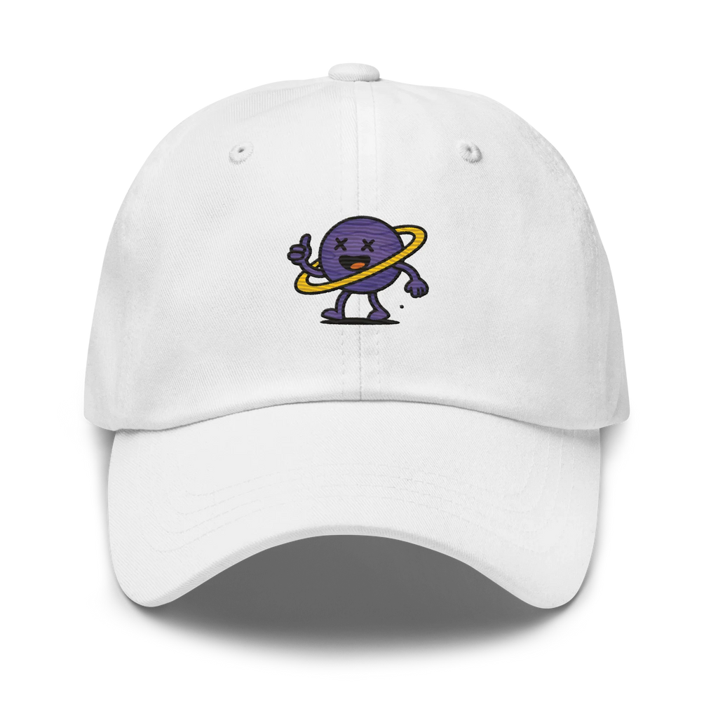 Gorra blanca Doozy Headwear con dibujo bordado de planeta morado y aro amarillo, fondo negro