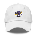 Gorra blanca Doozy Headwear con dibujo bordado de planeta morado y aro amarillo, fondo negro