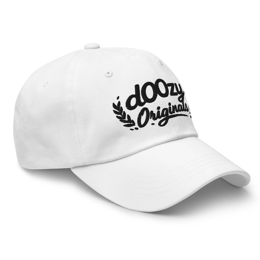 Gorra blanca Doozy Headwear estilo clásico con logo dOOzy Originals bordado en negro.