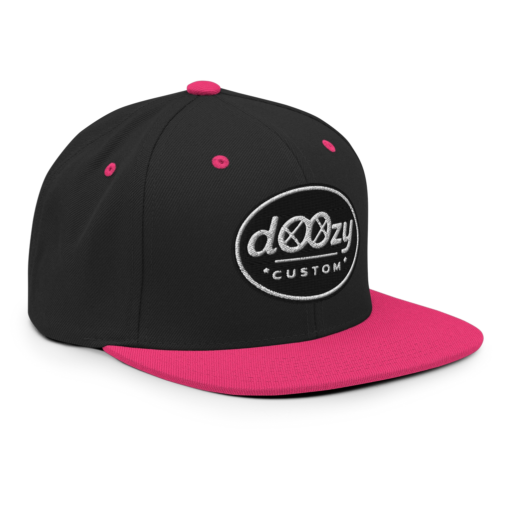 Gorra snapback negra con visera y detalles neón rosa, logo doozy custom bordado