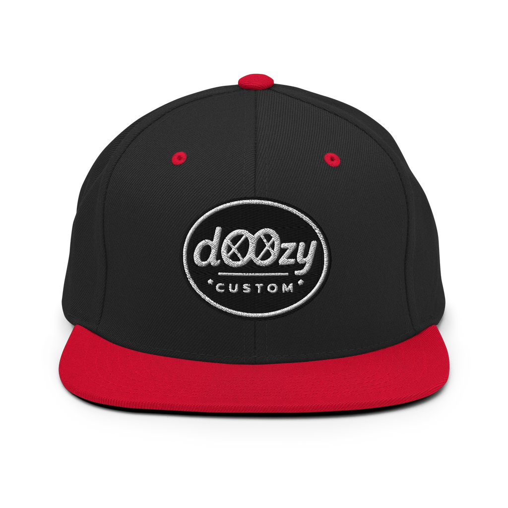 Gorra snapback negra con visera roja, logo bordado Doozy Custom, moda urbana dOOzy Headwear