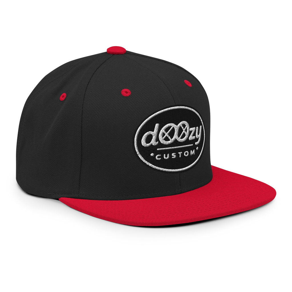 Gorra snapback negra con visera roja y logo bordado Doozy Headwear Custom