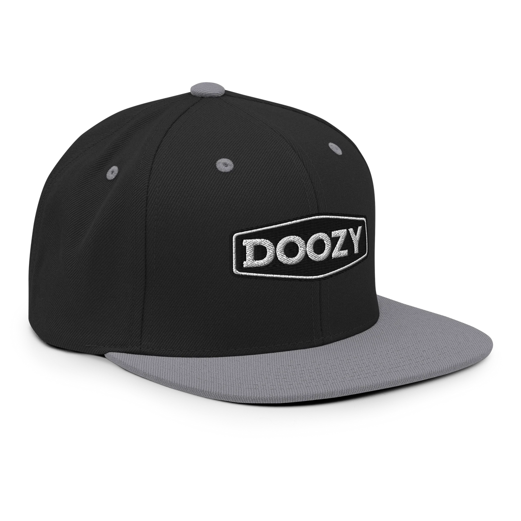 Gorra snapback negra y gris Doozy Headwear con logo bordado plateado, vista frontal derecha