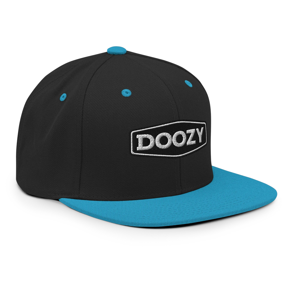 Gorra snapback negra con visera azul y logo Doozy bordado, dOOzy Headwear.