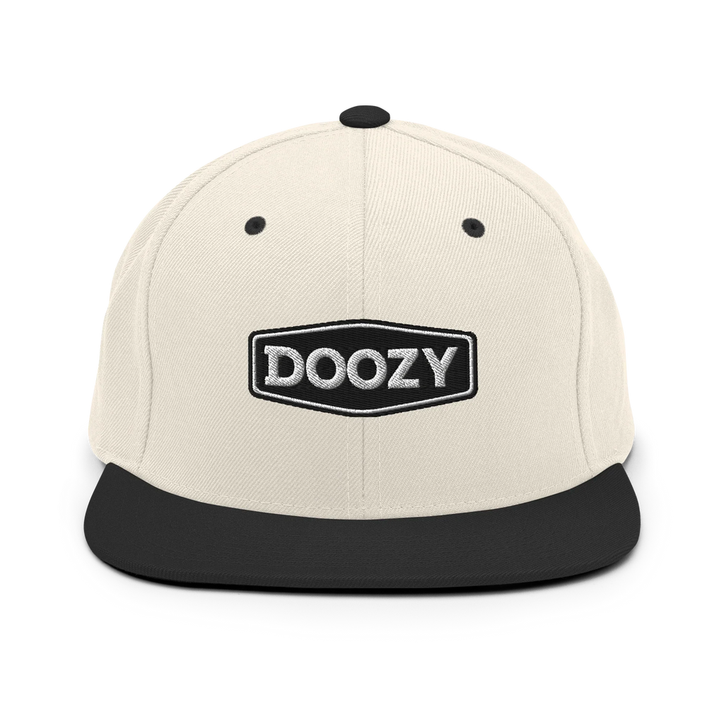 Gorra snapback natural y negra Doozy Headwear con logo bordado al frente