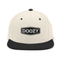 Gorra snapback natural y negra Doozy Headwear con logo bordado al frente