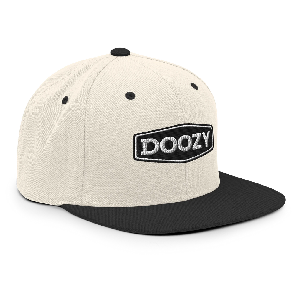 Gorra snapback clásica Doozy Headwear blanca con visera negra y logo bordado en negro