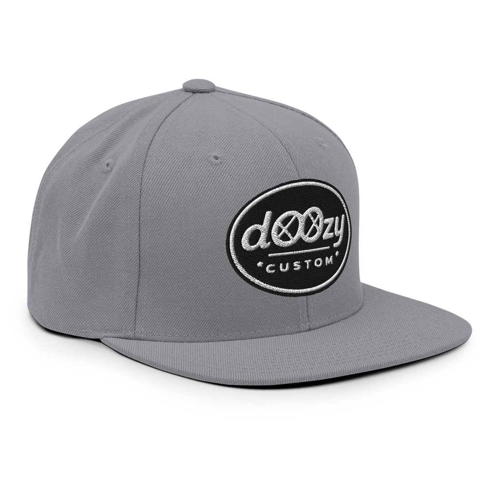 Gorra snapback gris Doozy Headwear con logo bordado en negro y blanco