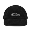 Gorra de pana negra Doozy Headwear con logo dOOzy bordado en blanco, estilo casual.
