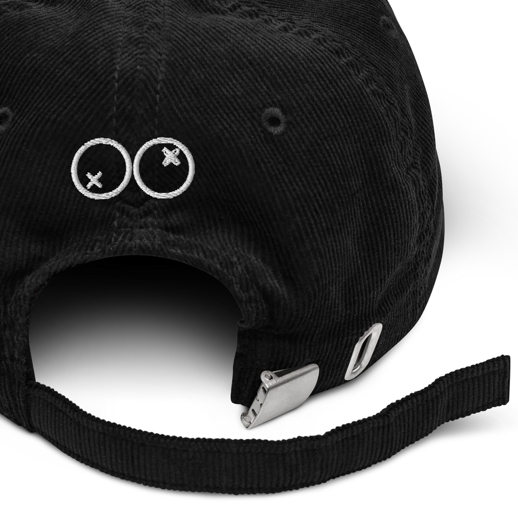 Detalle trasero de gorra negra de pana Doozy Headwear con hebilla metálica y bordado blanco