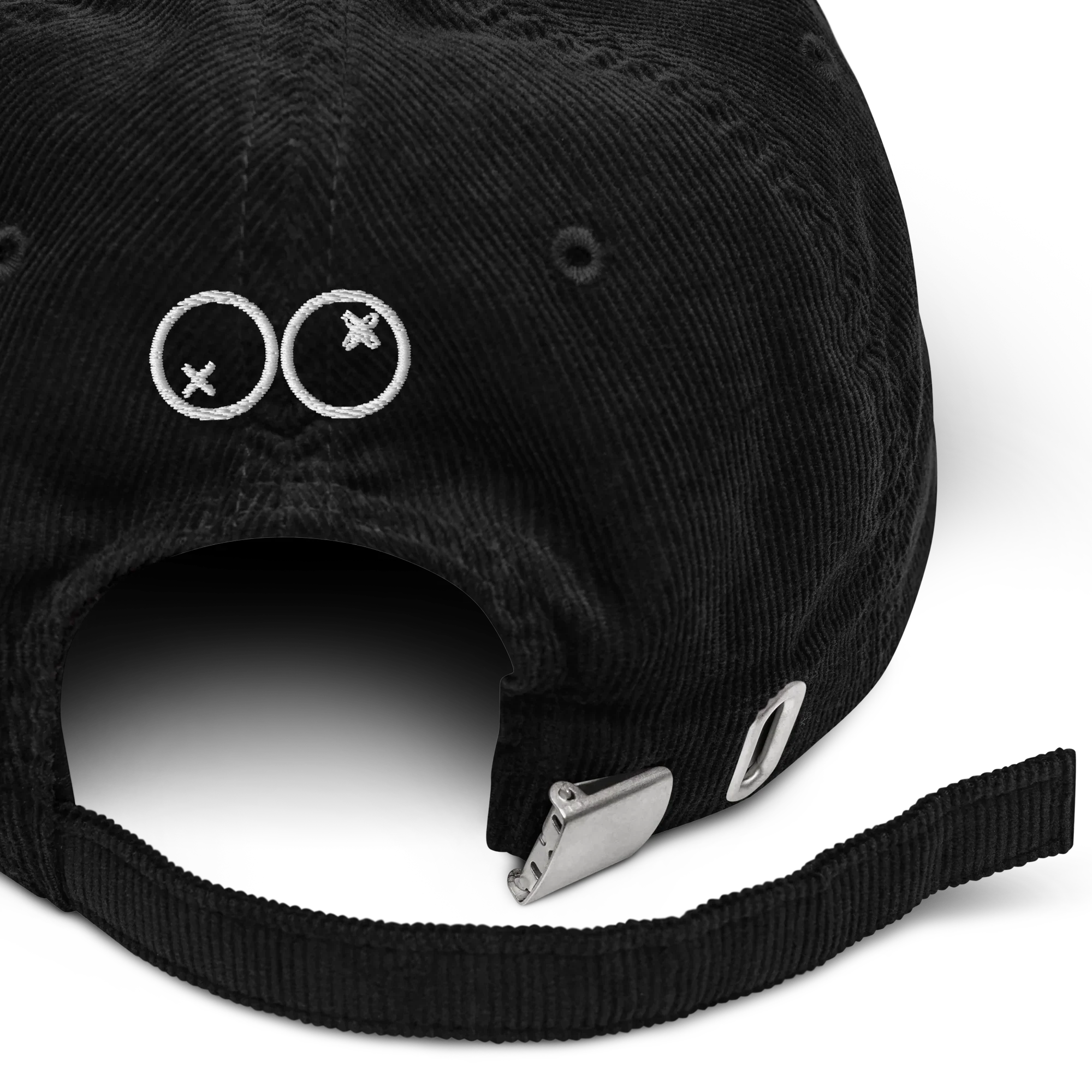 Detalle trasero de gorra negra de pana Doozy Headwear con hebilla metálica y bordado blanco