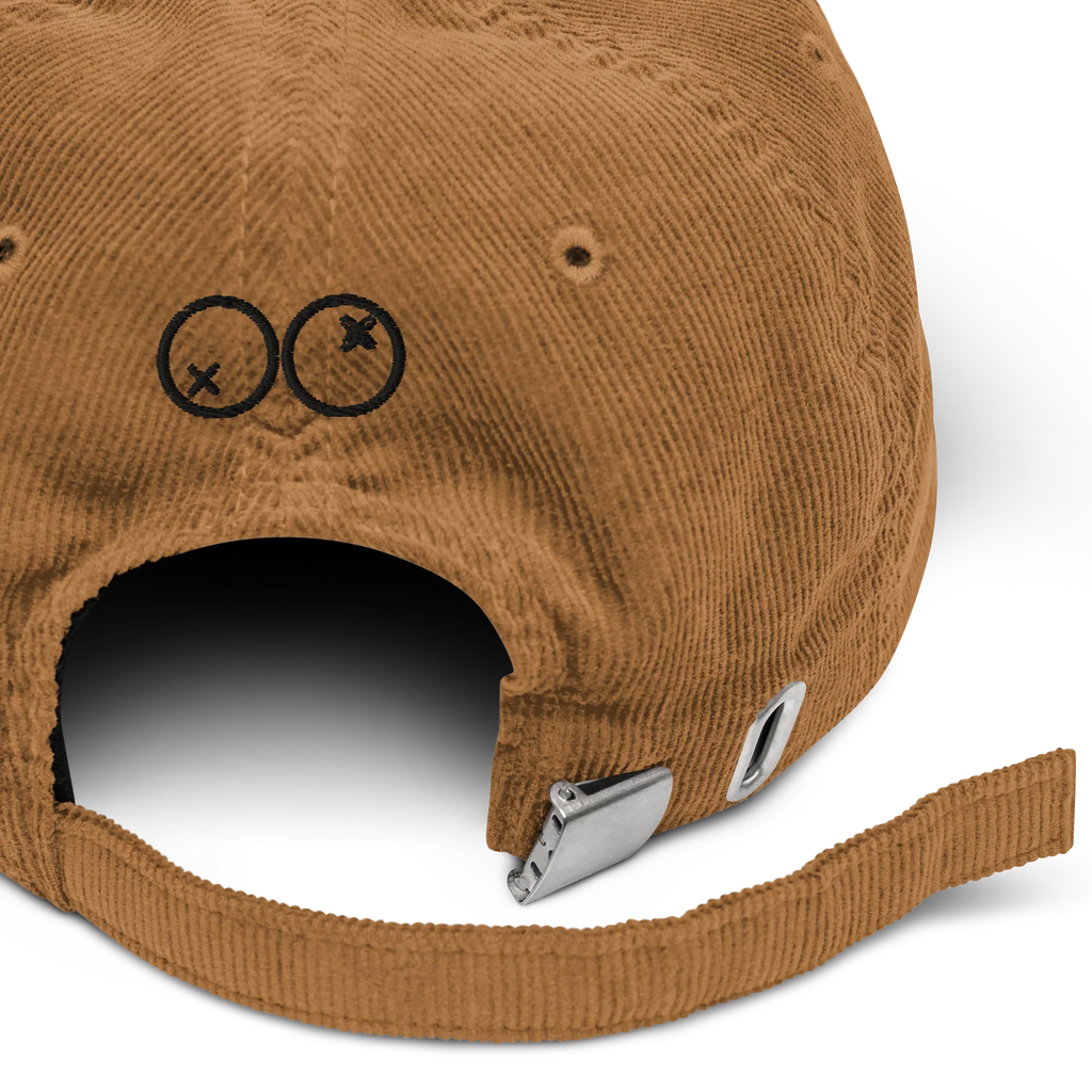 Detalle trasero de gorra de pana camel Doozy Headwear con broche metálico ajustable