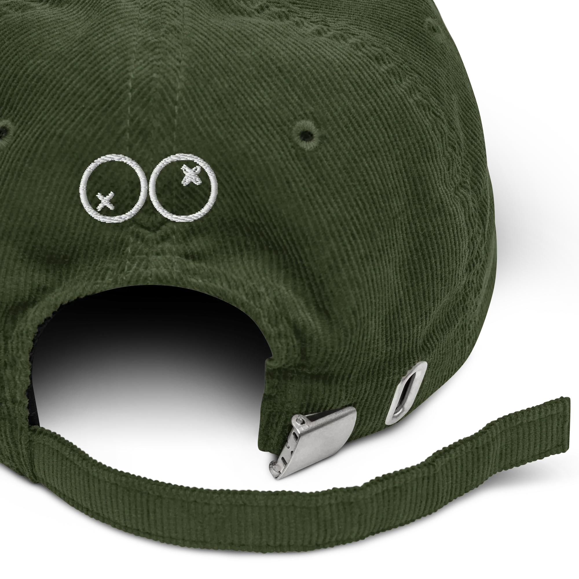 Detalle de gorra de pana verde oliva Doozy Headwear con cierre metálico y bordado blanco