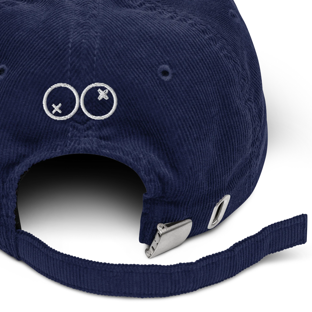 Detalle trasero de gorra Doozy Headwear azul marino de pana con cierre metálico ajustable
