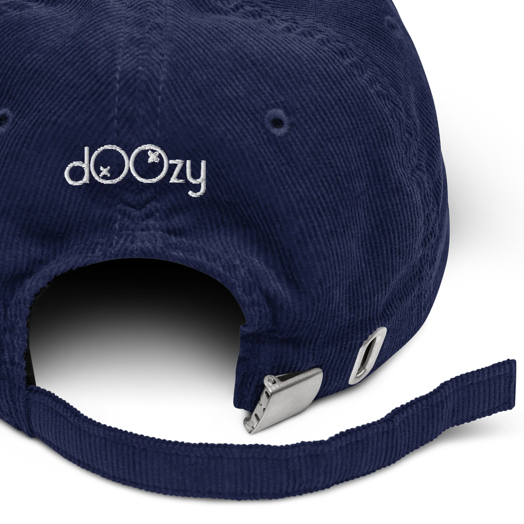 Detalle trasero de gorra azul de pana Doozy Headwear con cierre metálico ajustable.