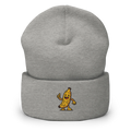Gorro gris Doozy Headwear con diseño de banana animada bordada en el frente