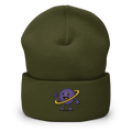 Gorro beanie verde oliva Doozy Headwear con bordado de personaje morado y anillo amarillo