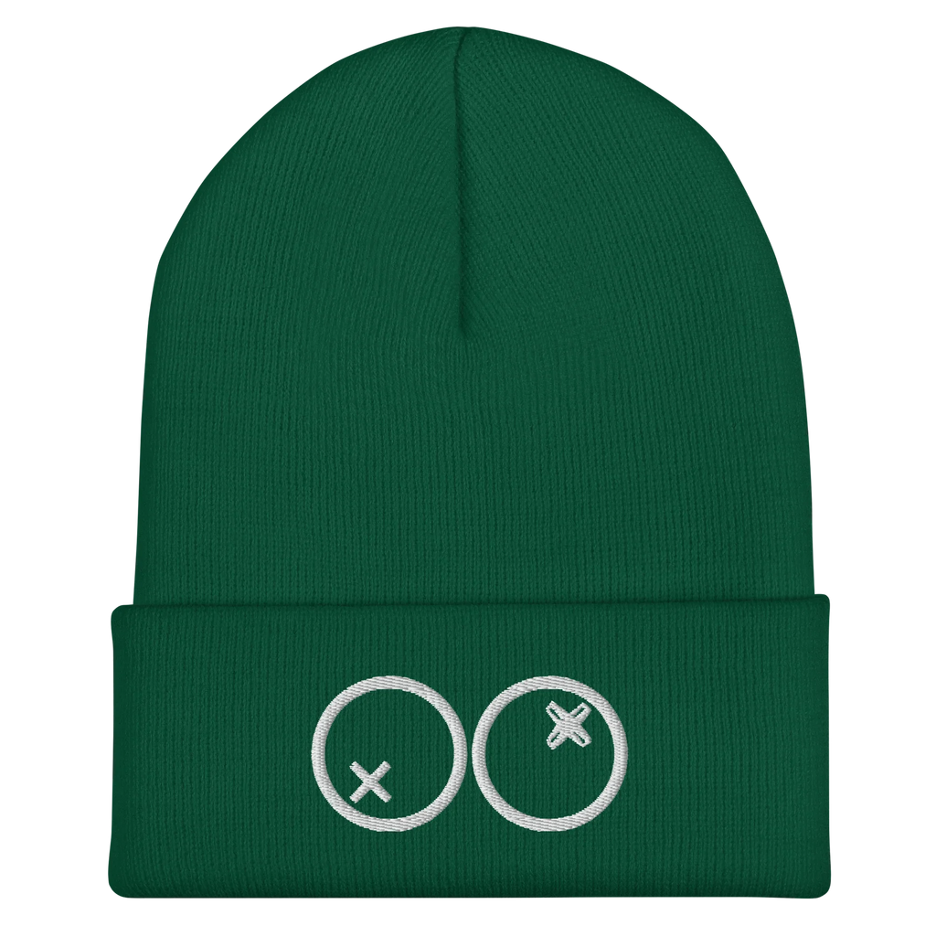 Gorro verde de Doozy Headwear con logotipo bordado de círculos y cruces, fondo neutro