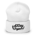 Gorro blanco Doozy Headwear con logo bordado dOOzy Originals al frente