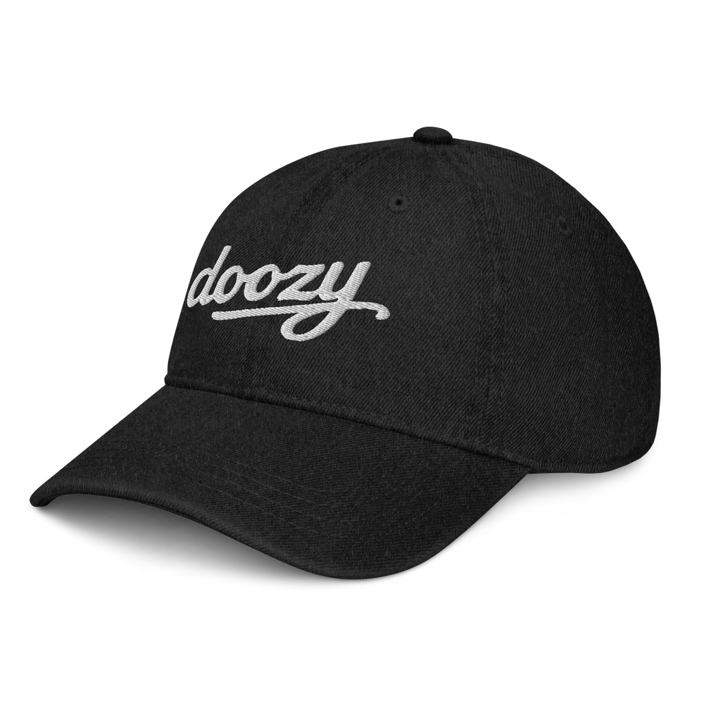 Gorra de mezclilla negra Doozy Headwear con logo bordado blanco, vista lateral