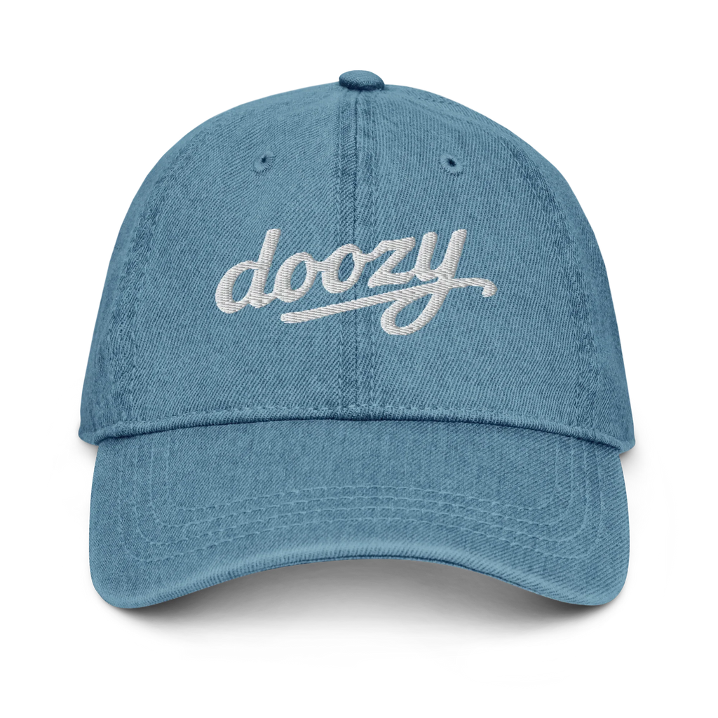 Gorra de mezclilla azul Doozy Headwear con logo bordado blanco, producto oficial dOOzy brand