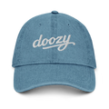 Gorra de mezclilla azul Doozy Headwear con logo bordado blanco, producto oficial dOOzy brand