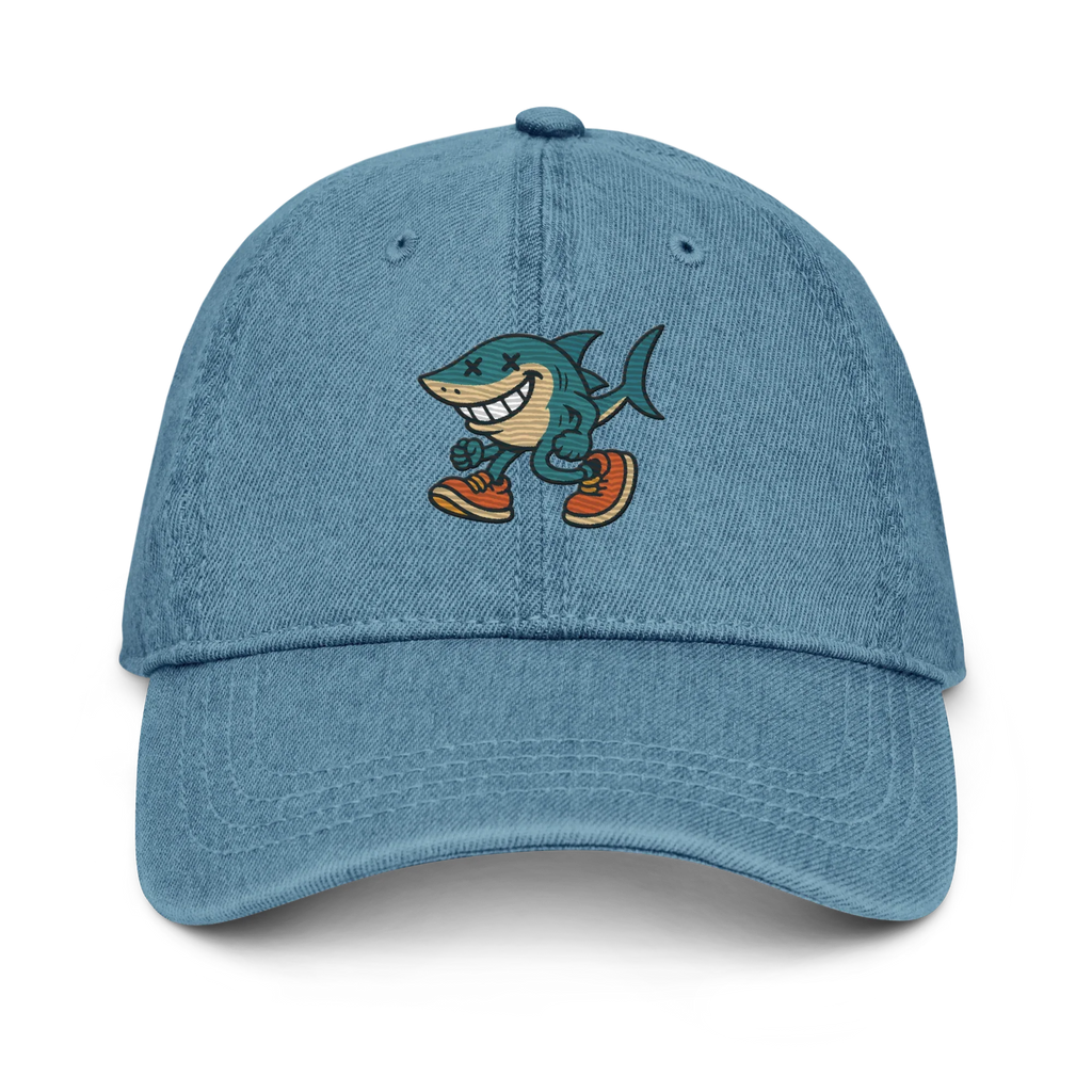 Gorra de mezclilla azul Doozy Headwear con tiburón caricaturesco bordado en el centro
