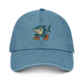 Gorra de mezclilla azul Doozy Headwear con tiburón caricaturesco bordado en el centro