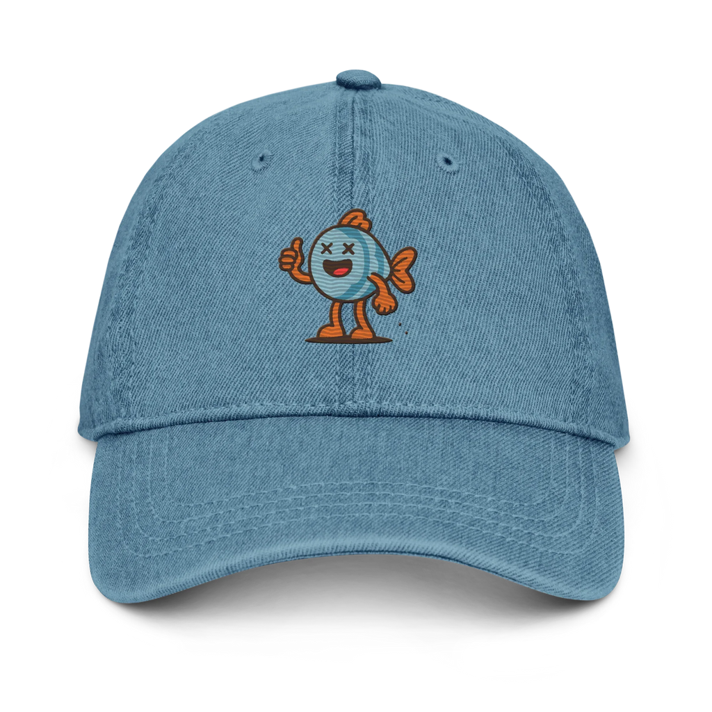Gorra de mezclilla azul Doozy Headwear con logo de pez animado naranja y azul al frente