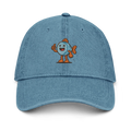 Gorra de mezclilla azul Doozy Headwear con logo de pez animado naranja y azul al frente