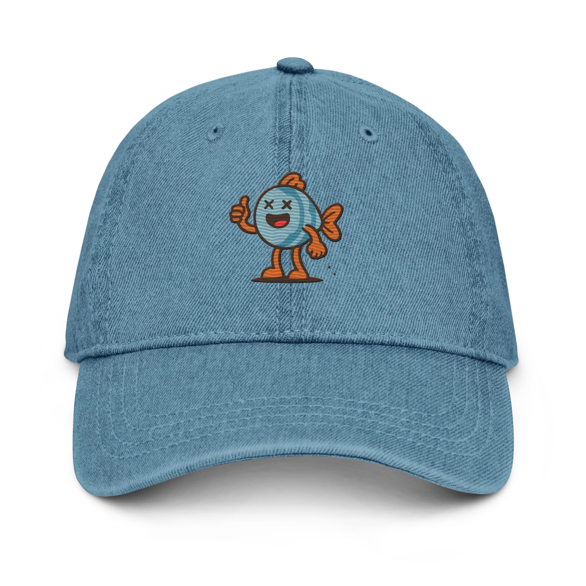 Gorra de mezclilla azul Doozy Headwear con logo de pez animado naranja y azul al frente