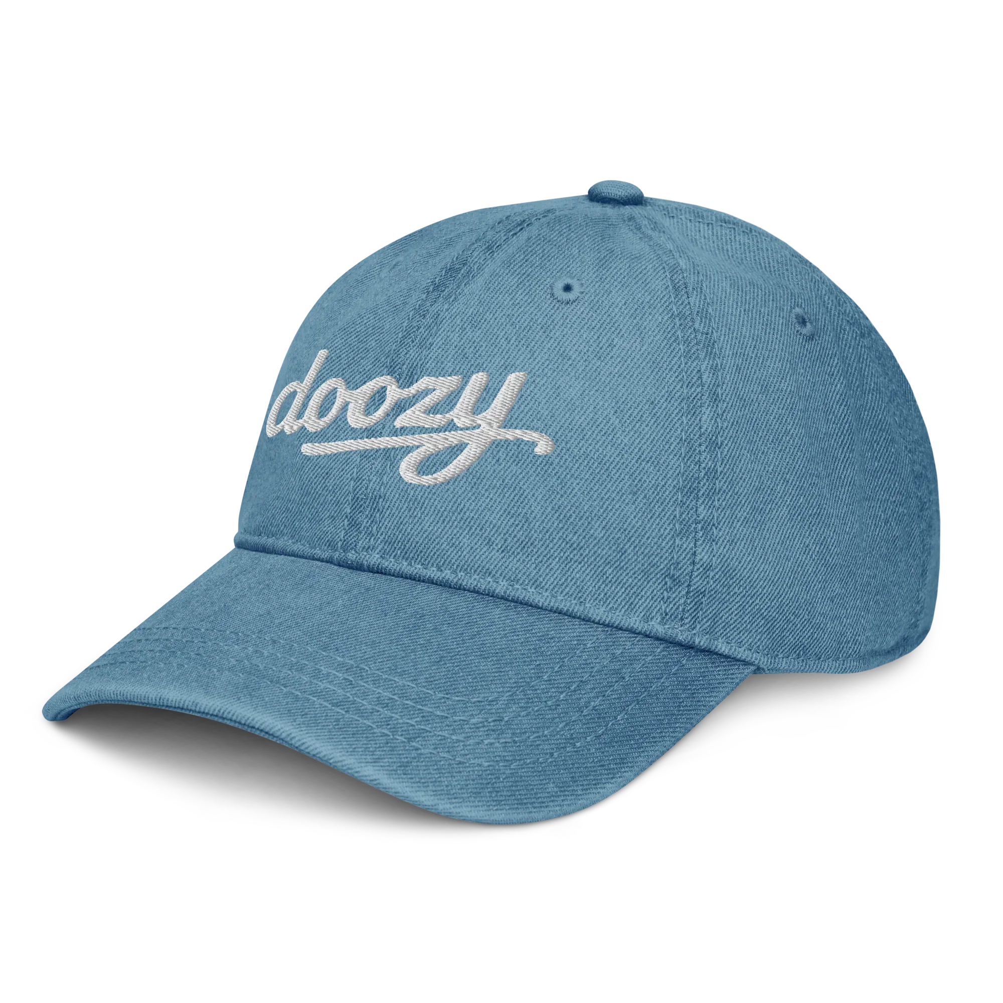 Gorra denim azul Doozy Headwear con logo bordado blanco, vista lateral izquierda